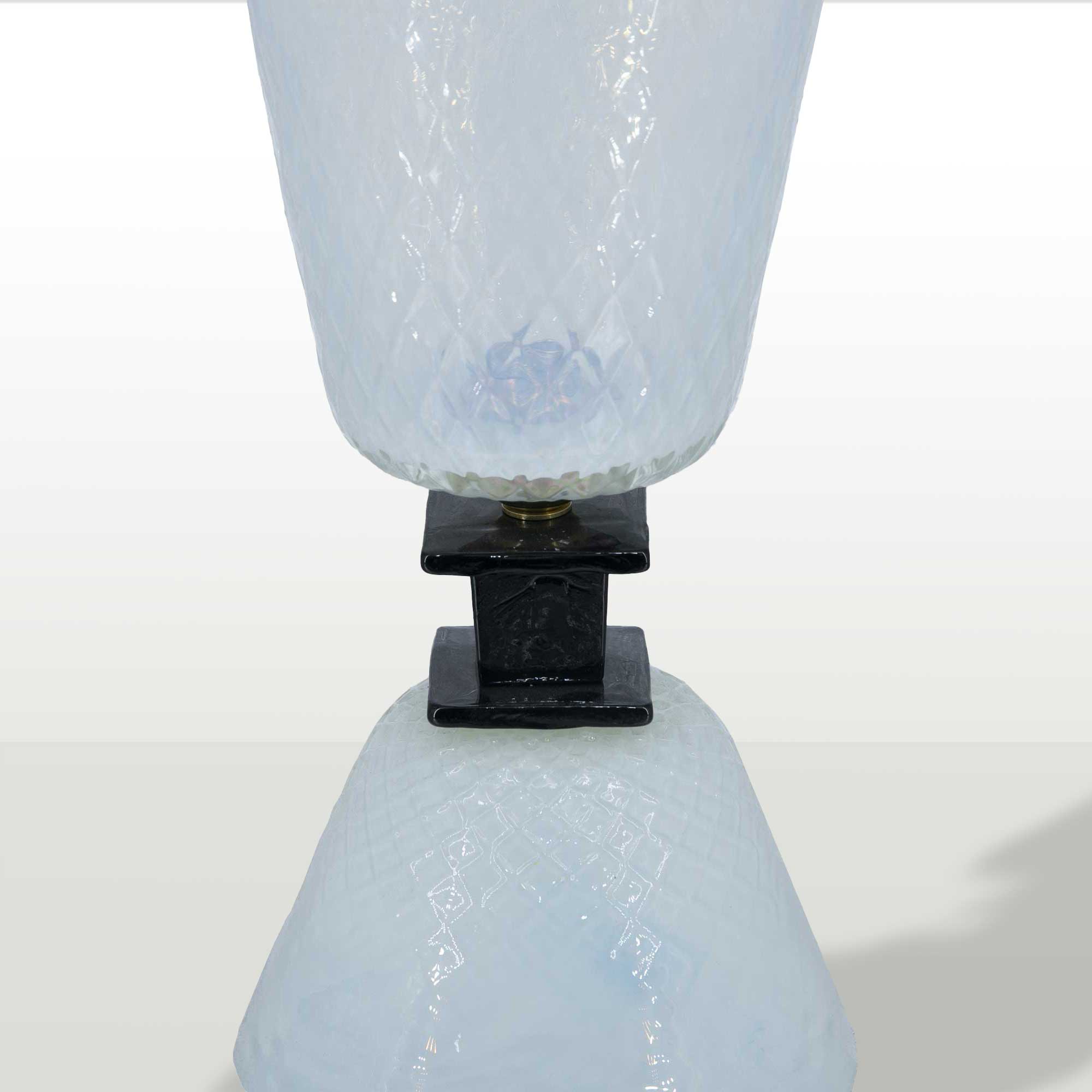 Lampada a forma di vaso, vetro opalino. Produzione recente made in Italy