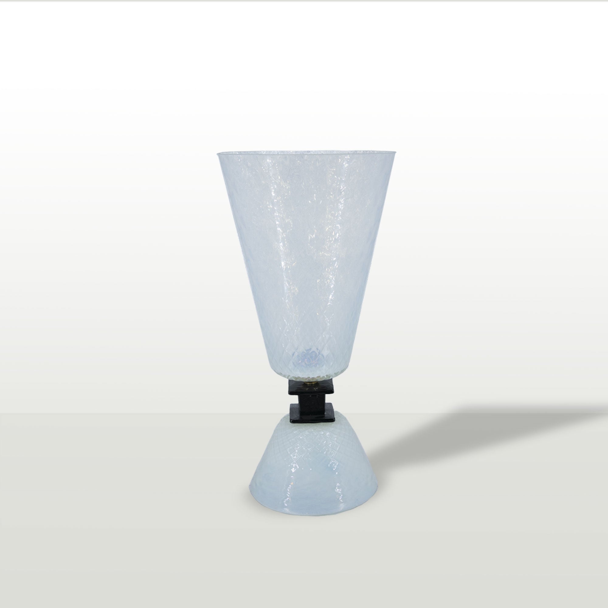 Lampada a forma di vaso, vetro opalino. Produzione recente made in Italy