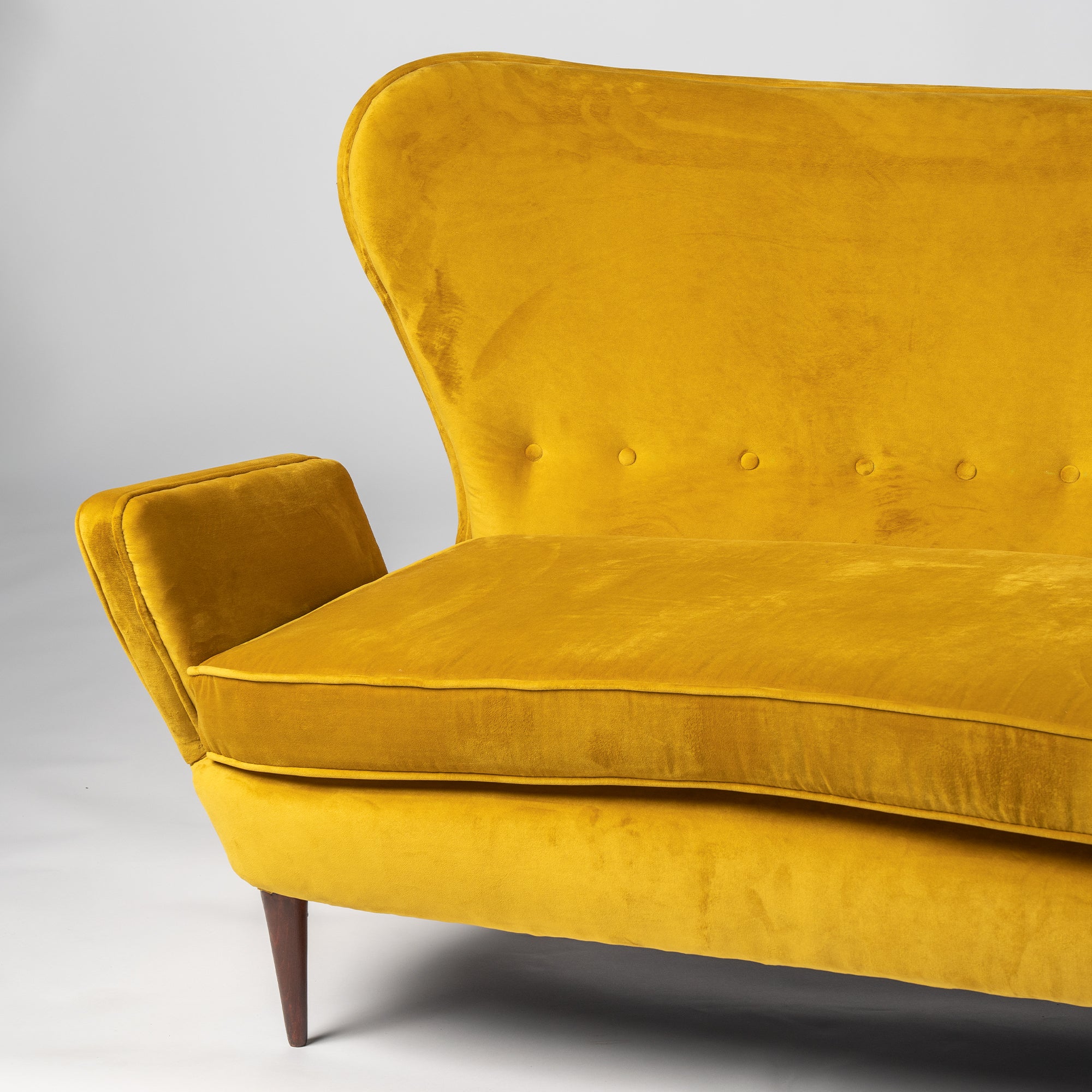 Divano e poltrona italiano anni '50/'60 in velluto senape - Mid Century Modern SALOTTINO ANNI 60 DIVANO & POLTRONA ITALIAN MANUFACTURER