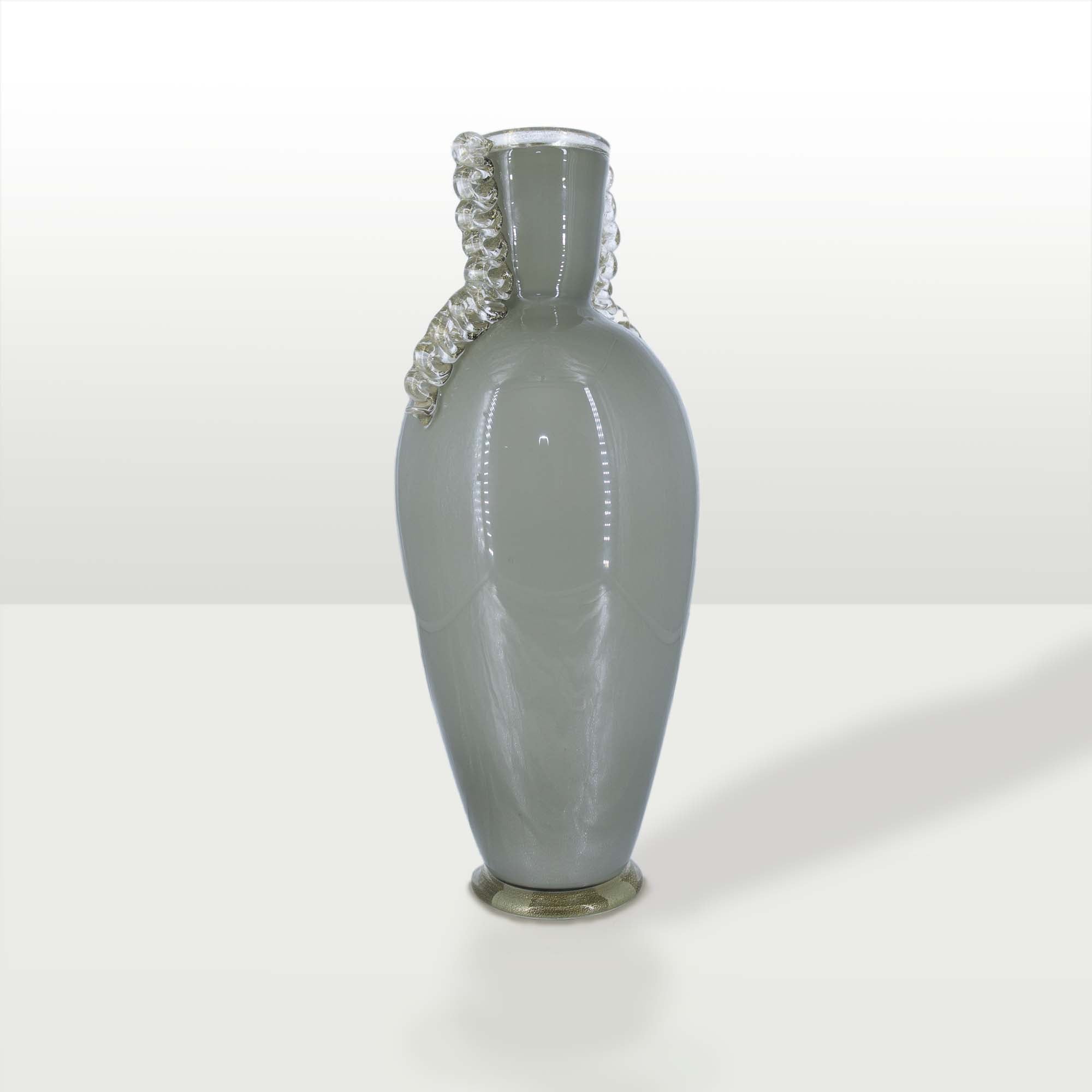 vaso a forma d'anfora in vetro di murano. Made in Italy produzione recente
