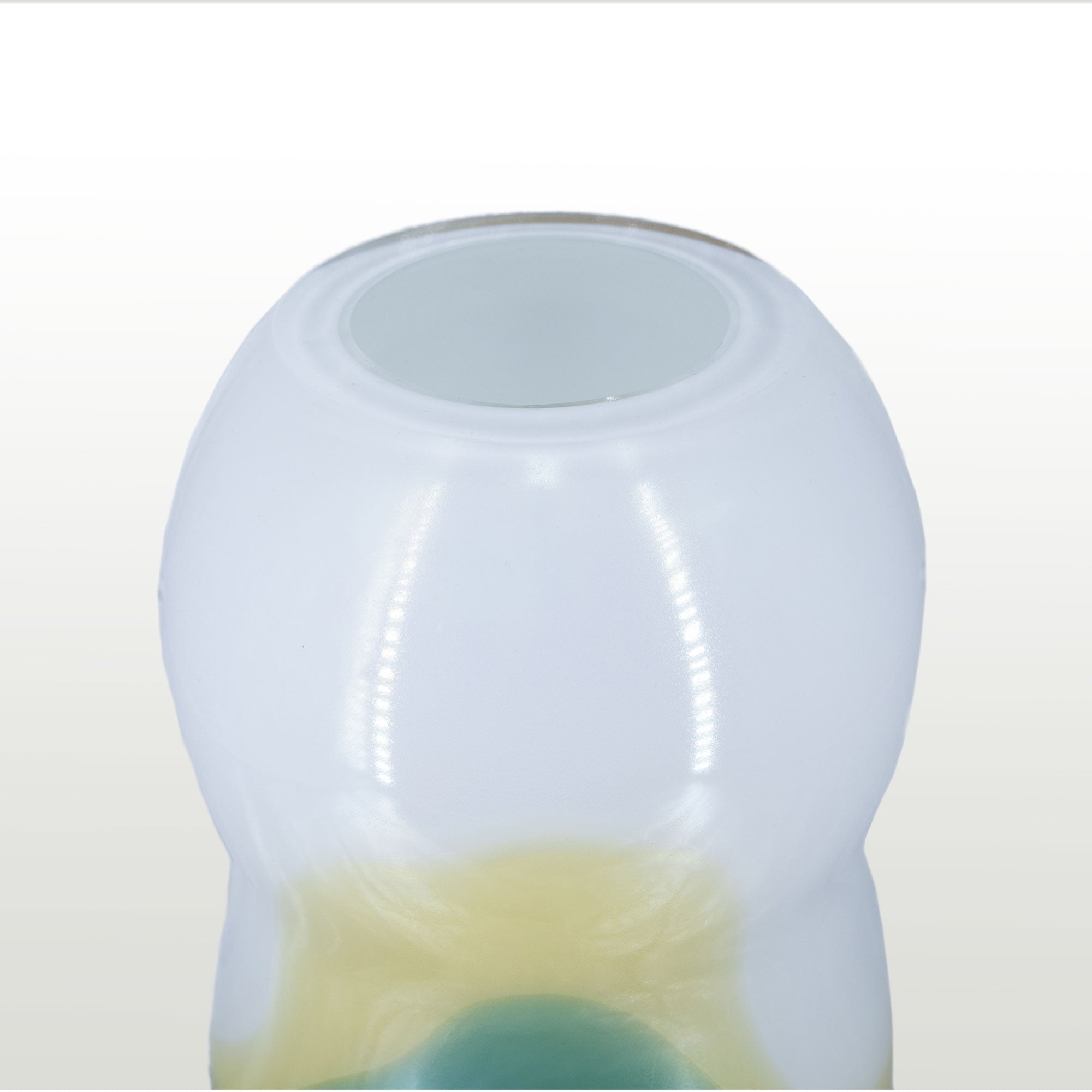 vaso in vetro con base bianca e macchia di colori differenti. anni 70 Made in Italy