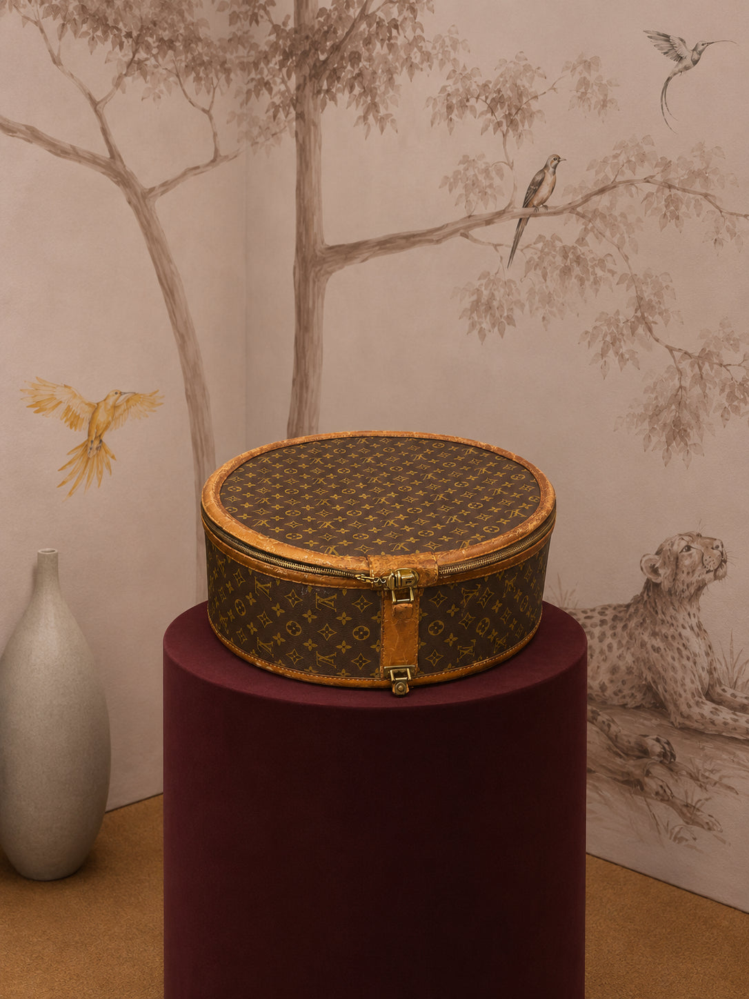 originale cappelliera louis vuitton boîte chapeaux in iconica tela monogram, prodotta intorno agli anni '80. un accessorio storico della maison francese, caratt LOUIS VUITTON BOÎTE CHAPEAUX MONOGRAM CAPPELLIERA VINTAGE ANNI 80 LOUIS VUITTON