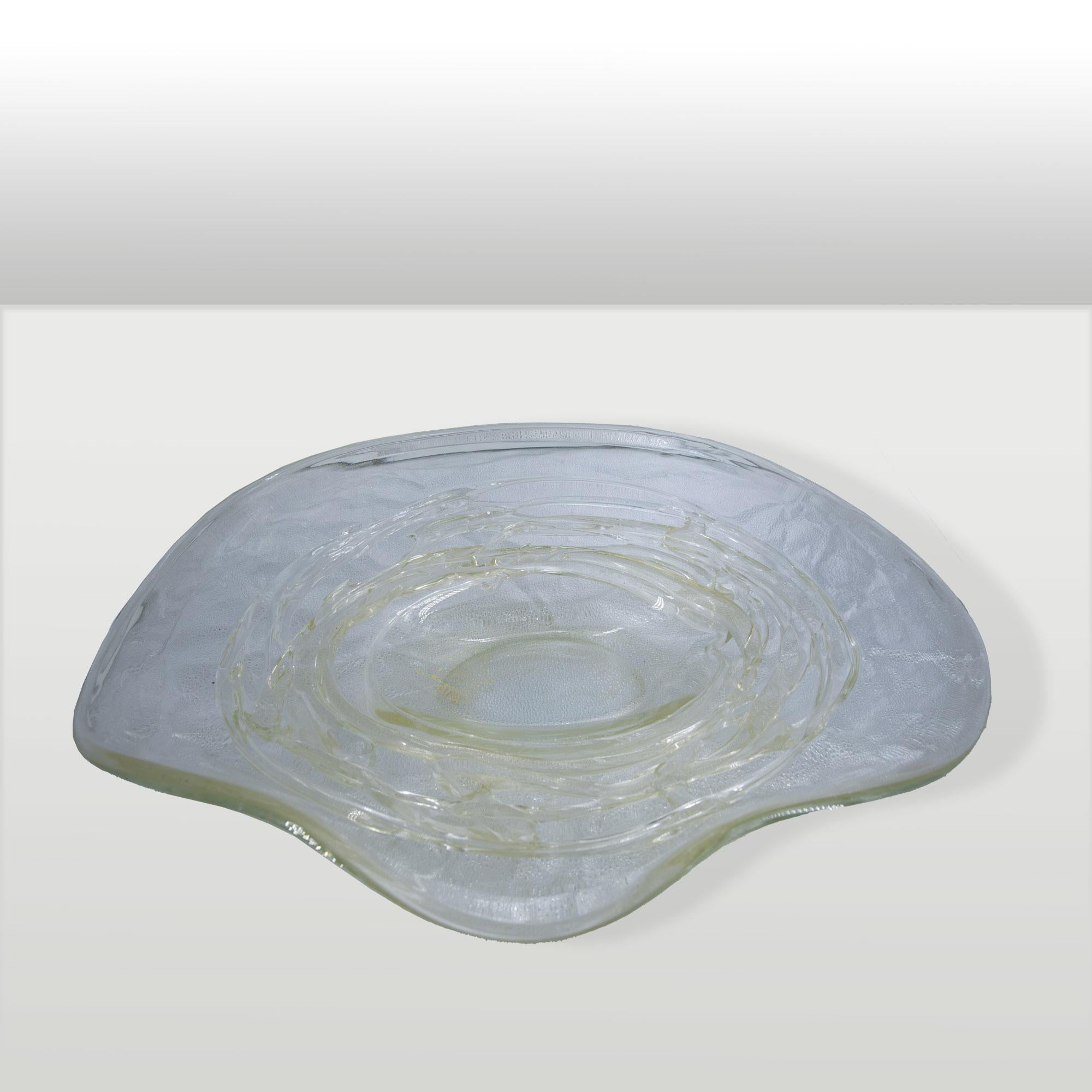 piatto ovale in vetro di murano realizzato da seguso. italia