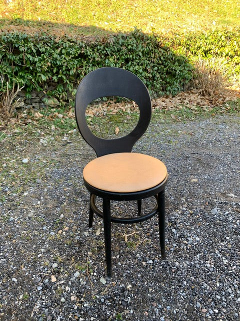 sedia baumann nera con apertura sullo schienale. francia anni 60