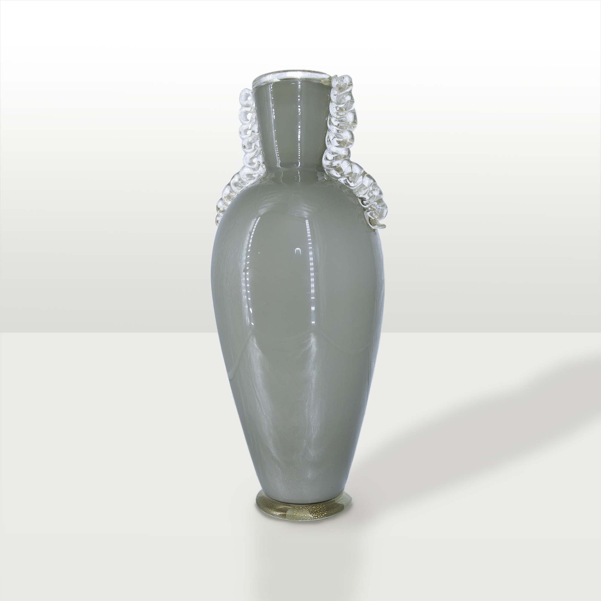 vaso a forma d'anfora in vetro di murano. Made in Italy produzione recente