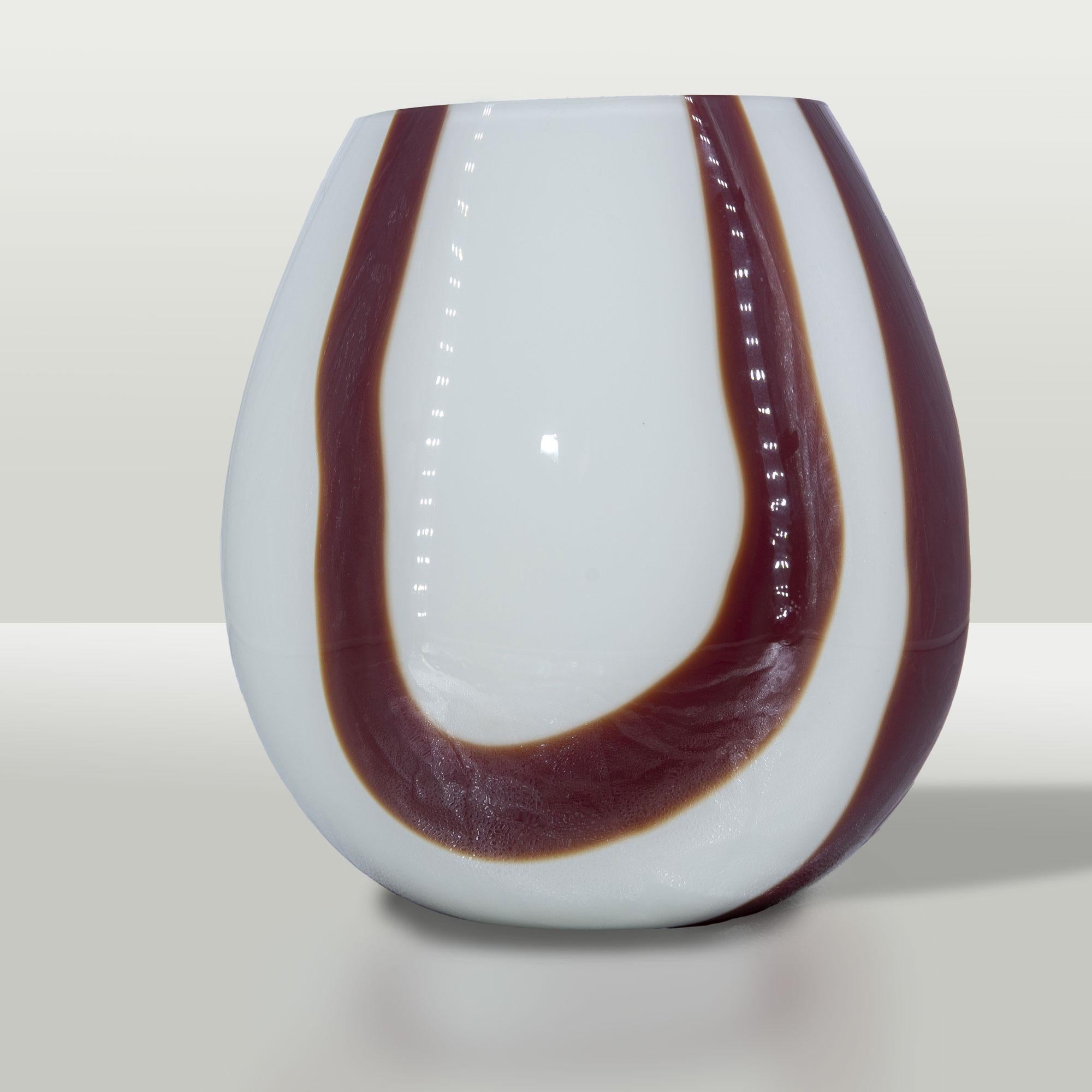 piccola lampada a forma di vaso. produzione recente. Made in Italy VASO LAMPADA BASSO ITALIAN MANUFACTURER 