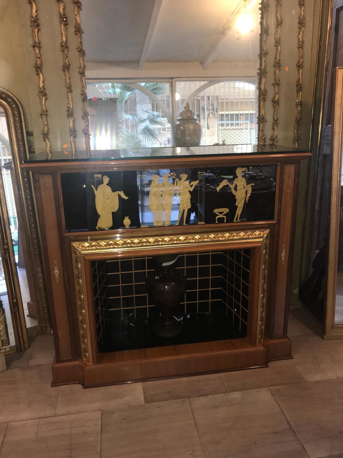 mobile bar a forma di caminetto. designer Luigi Brusotti. Made in Italy anni 80.
