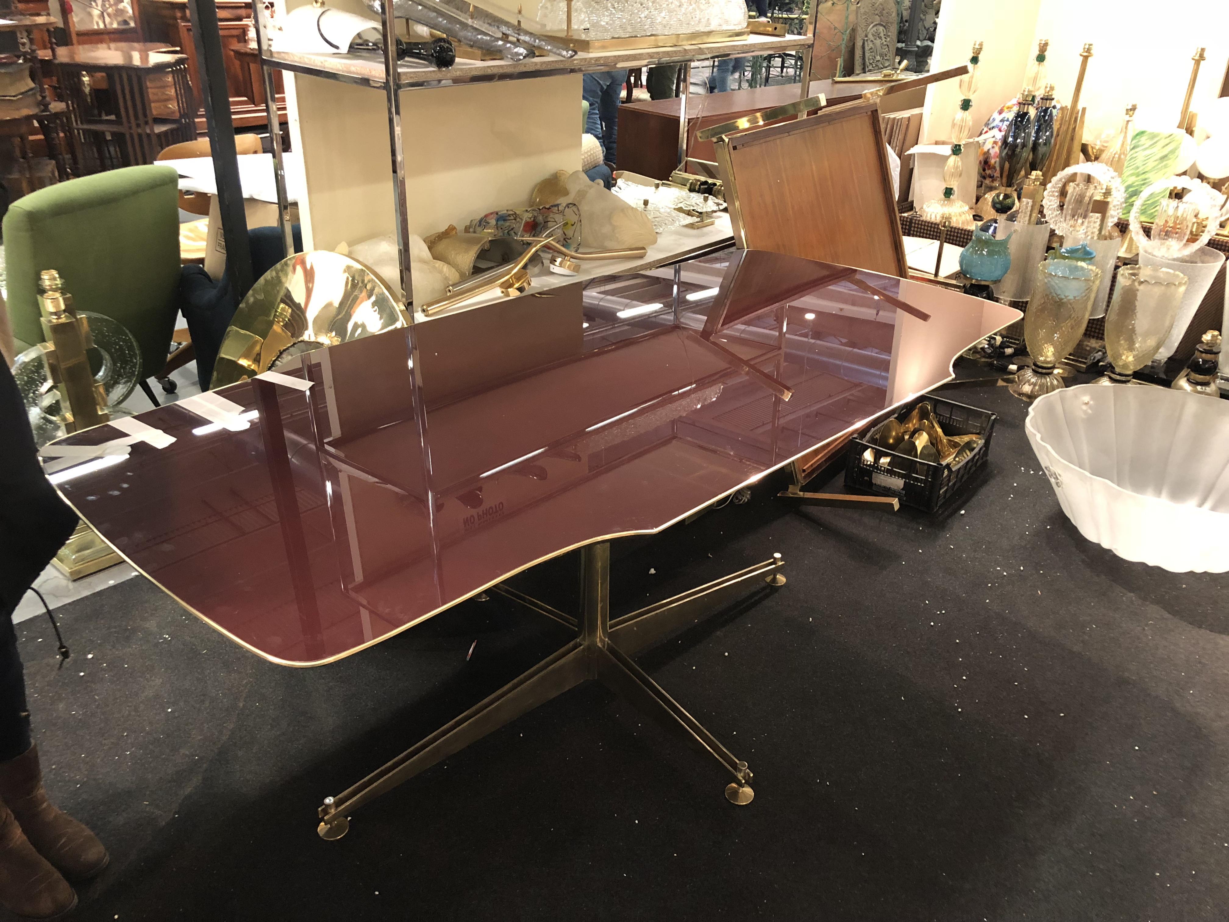 Tavolo con piano in vetro bordeaux, forma rettangolare con angoli smussati. Italia produzione recente TAVOLO SMUSSATO VETRO ITALIAN MANUFACTURER 